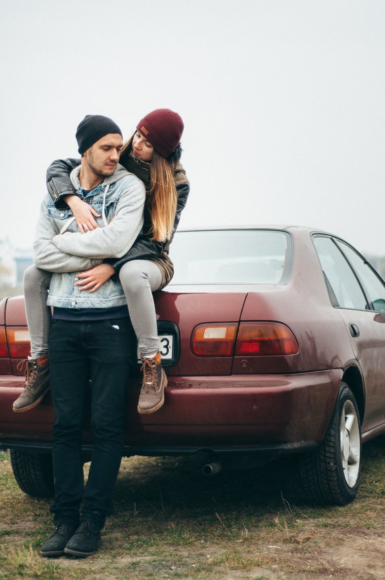 Парень с девушкой в машине