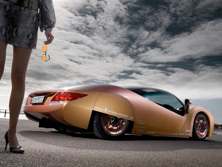 Парень с девушкой в машине