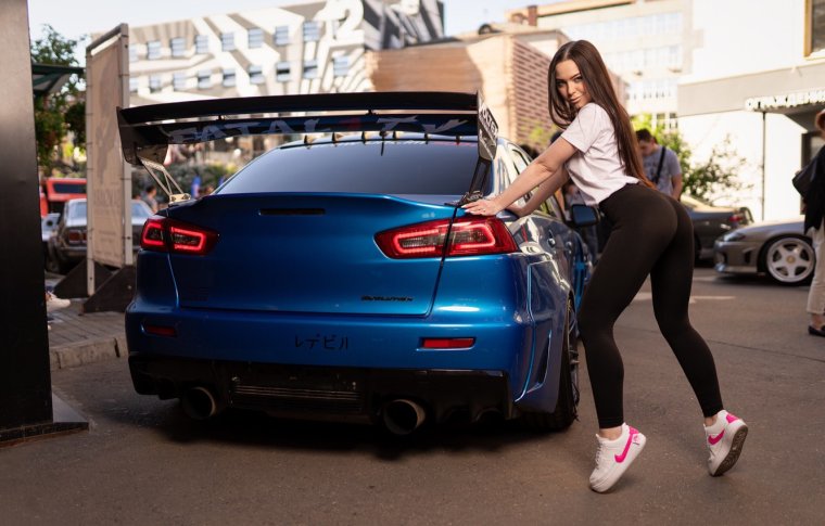 Попка девушки возле машины