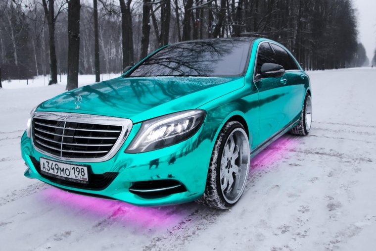 Машина с елкой