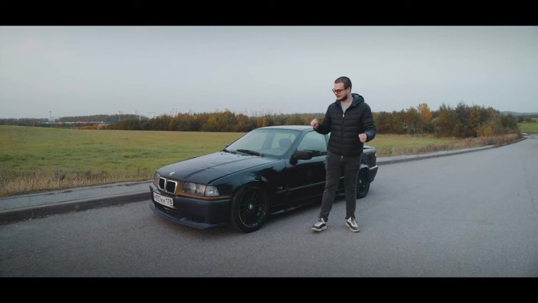 Автомобиль в ночном городе