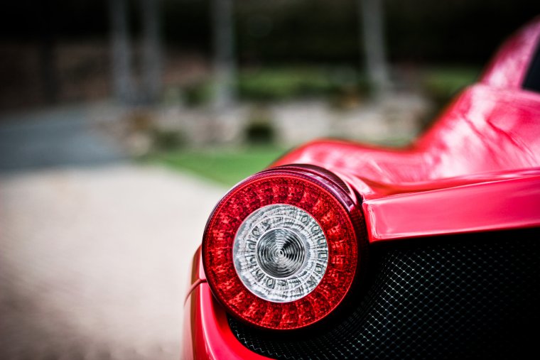 Рыжая девушка в автомобиле