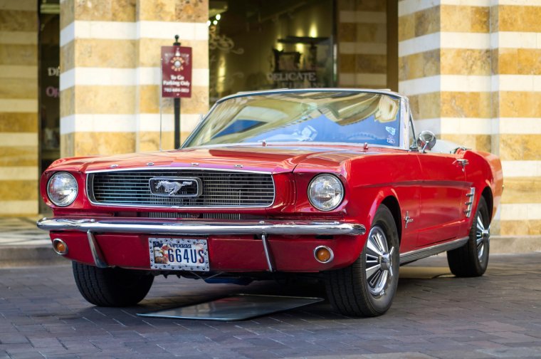 Красный Ford Mustang 1966