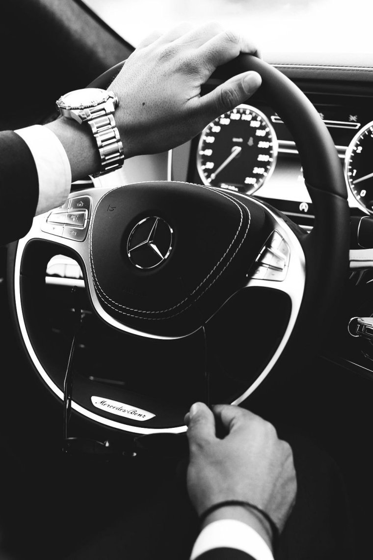 Парень за рулем