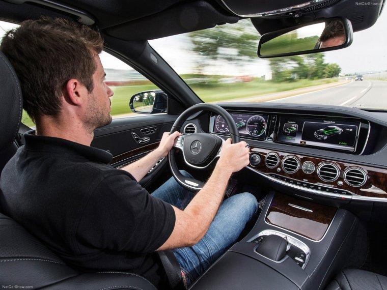 Мужчина на мерседесе