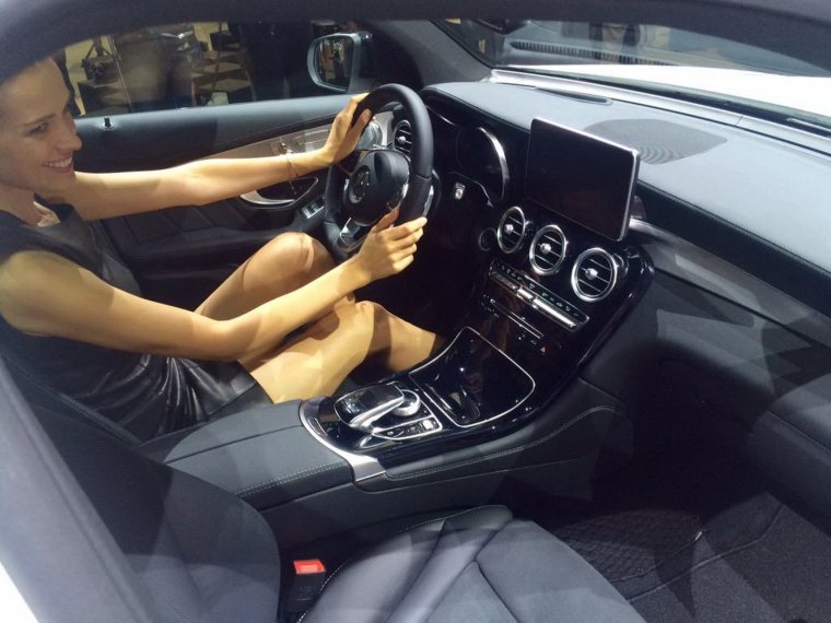 Девушка за рулем Мерседеса