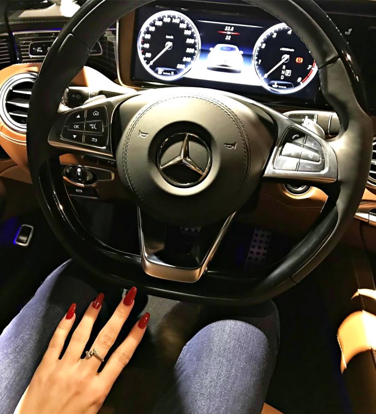 Девушка за рулем мерса