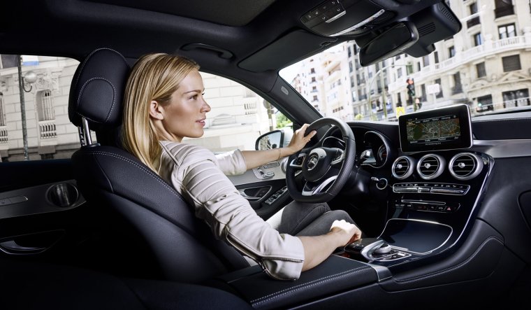 Женщина за рулем Мерседеса