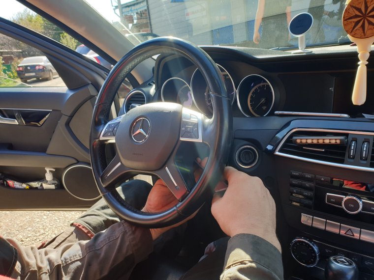 Рука за рулем Мерседеса w204