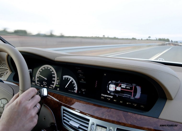 За рулем Мерседес w221