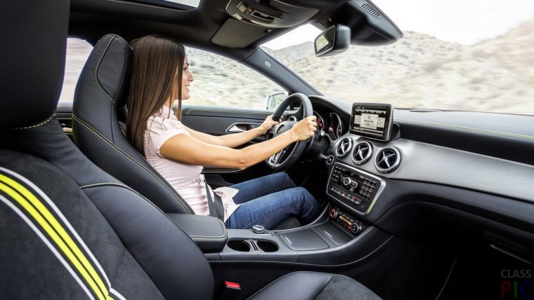 Девушка за рулем Mercedes
