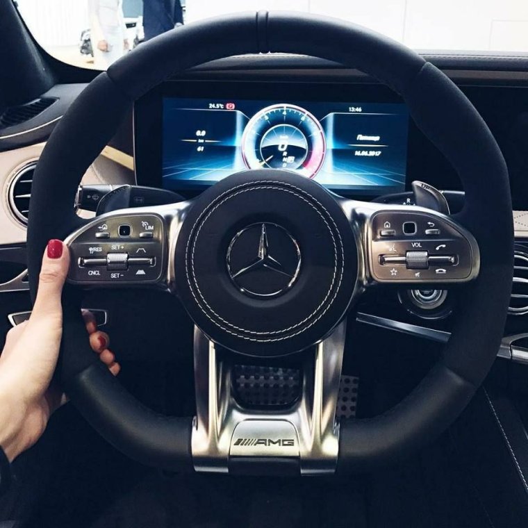 За рулем мерса