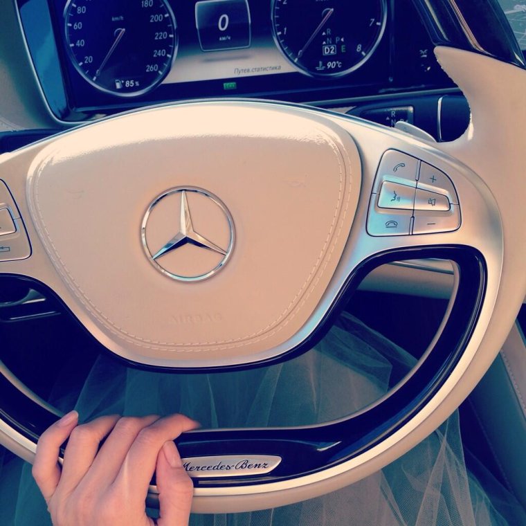 Девушка за рулем мерса