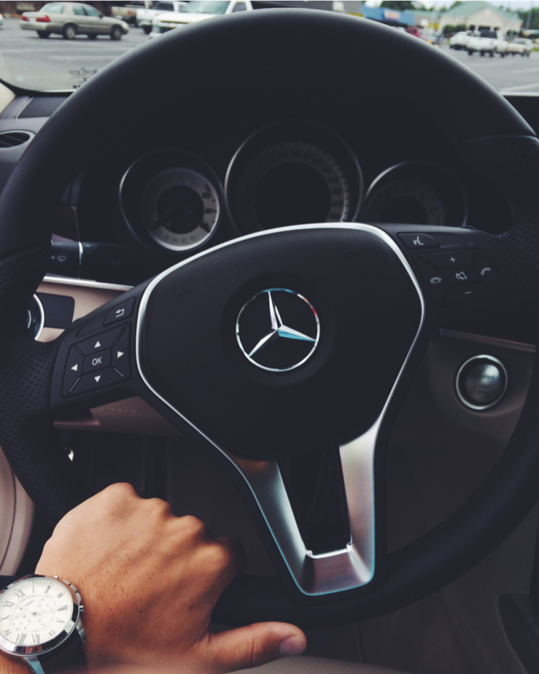 Руки за рулём мерса