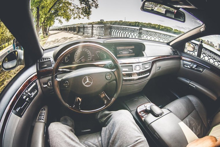 За рулем w221