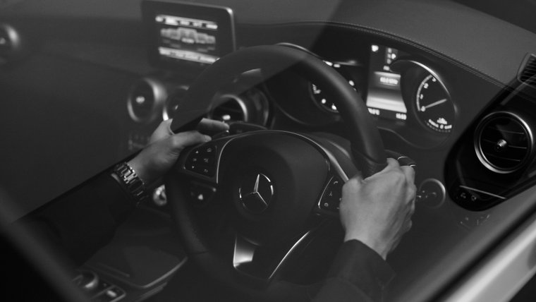 Мужчина за рулем авто