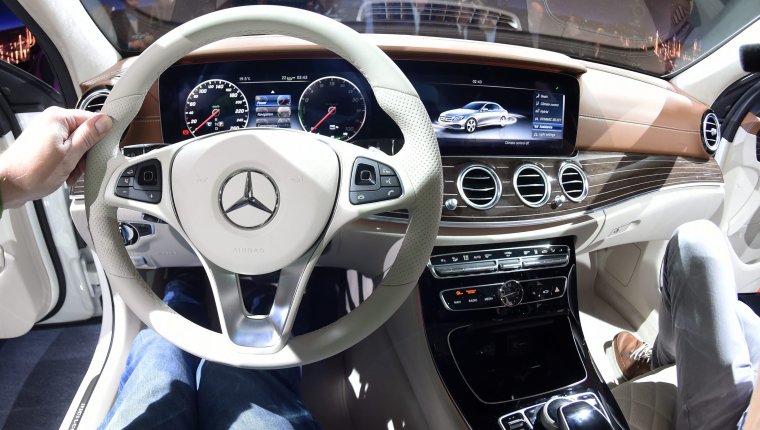 Мерседес белый за рулем