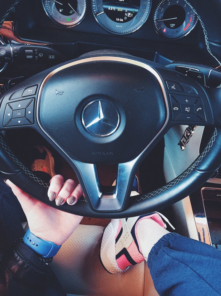 Девушка за рулем Мерседеса