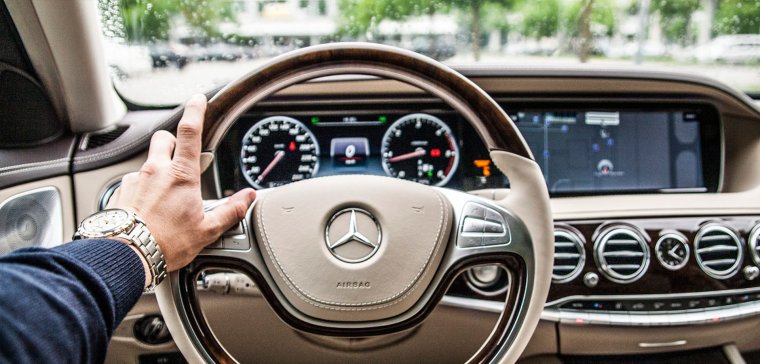 За рулем Мерседеса