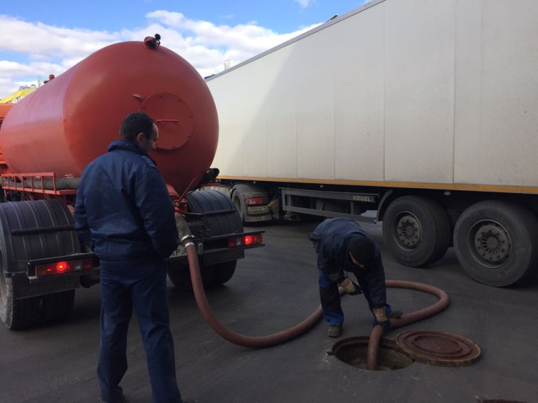 Ассенизаторской машины с человеком