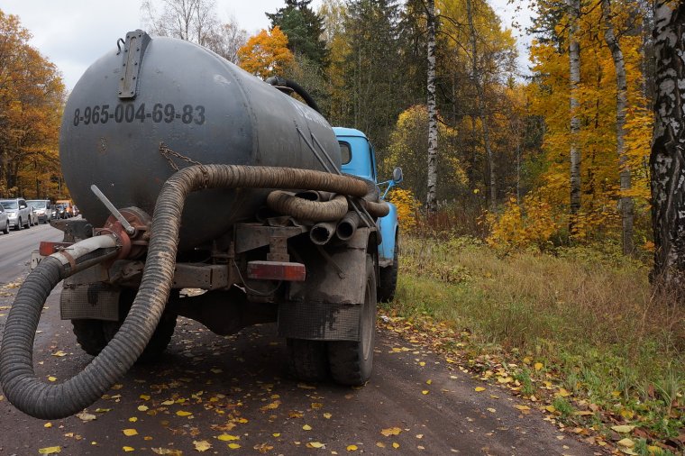 Ассенизаторская машина в говне