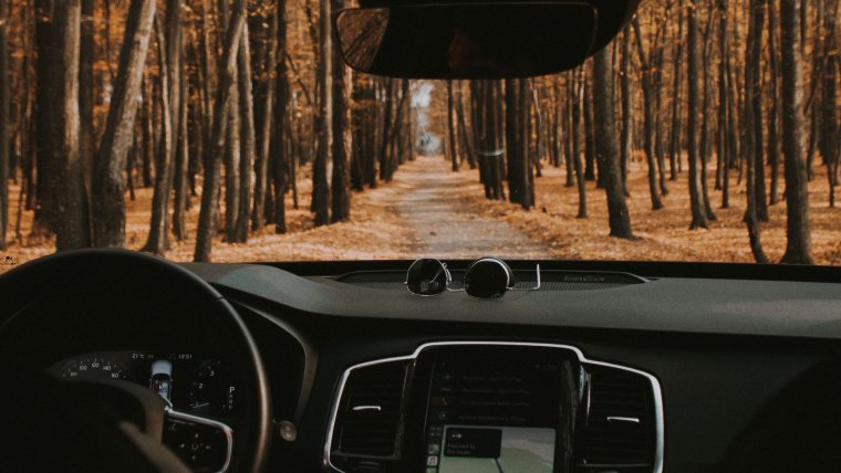 Вид из автомобиля на дорогу