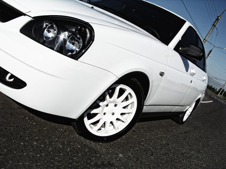 Приора хэтчбек черная и белая