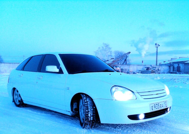 Белая Лада Лада Приора заниженная