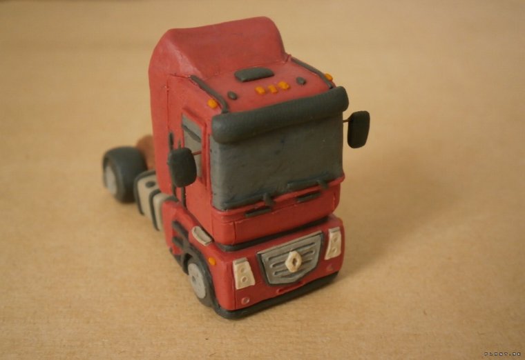 Модели грузовиков из пластилина