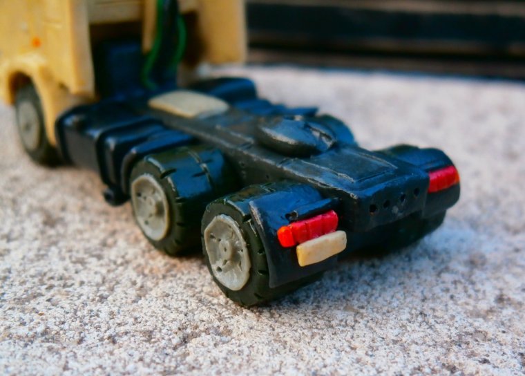 Слепить из пластилина машину с прицепом