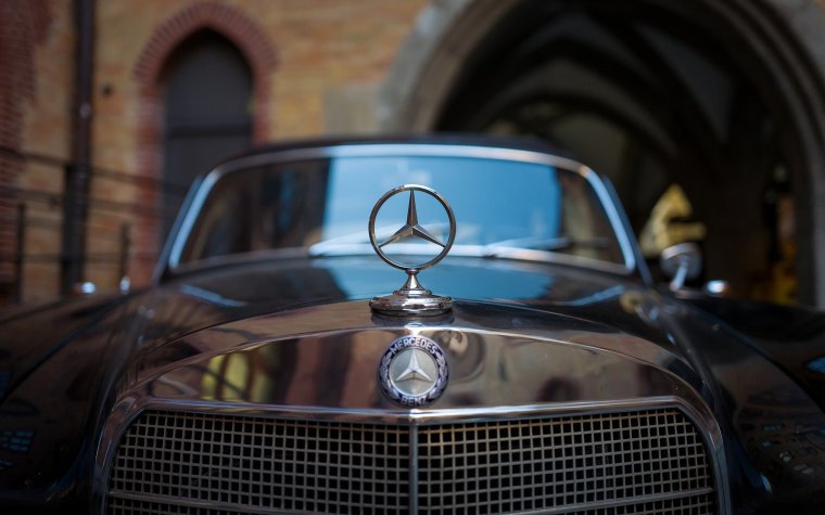 Мерседес с значком на капоте машина