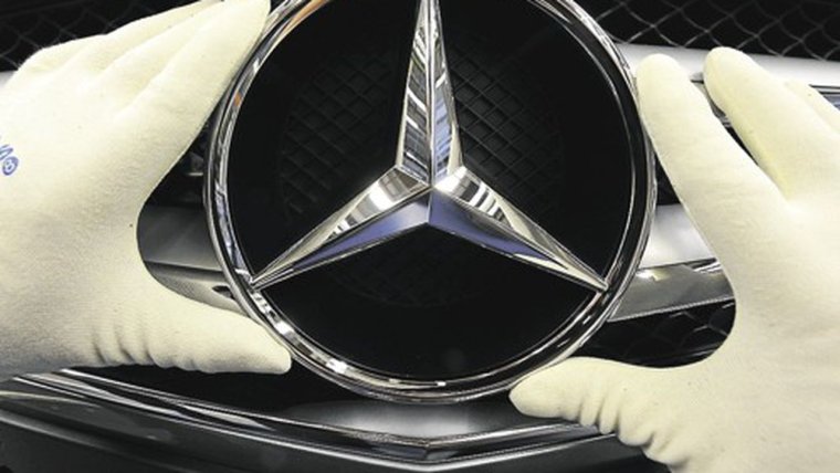 Значок Mercedes Benz на машине