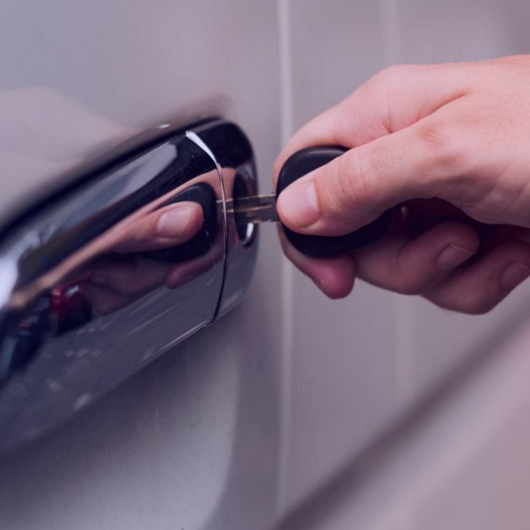 Открывание двери машины