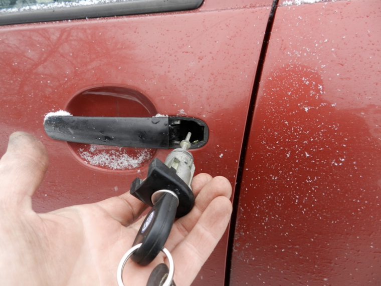 Открывание автомобильной двери