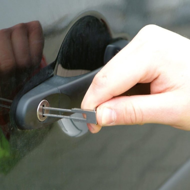 Открыватель машины с антенной