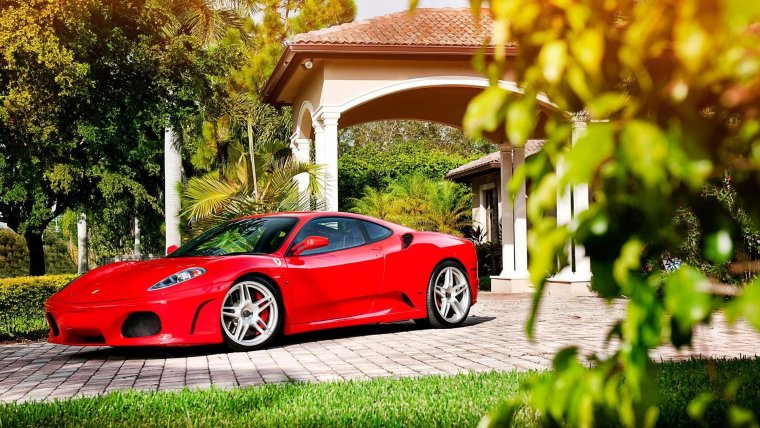 Красный Феррари 430