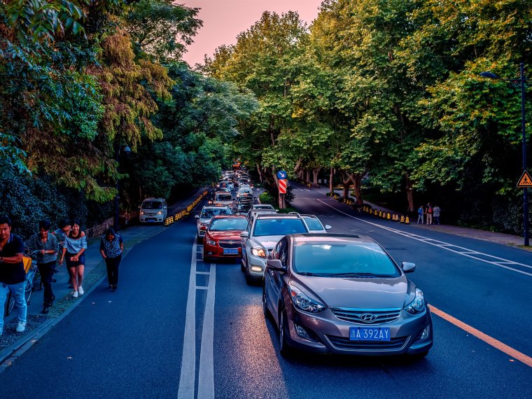 Машина на дороге