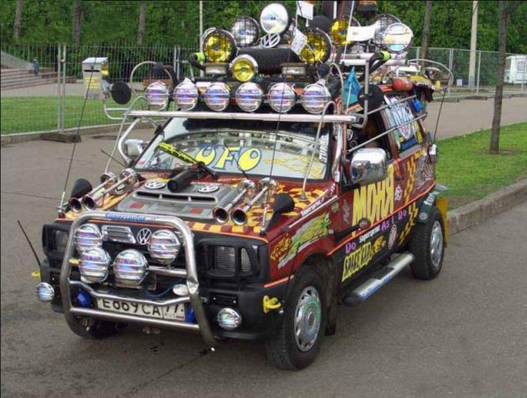 Машина с фарами на крыше