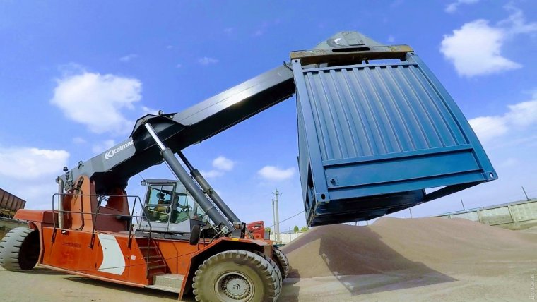 Погрузка зерна в контейнер