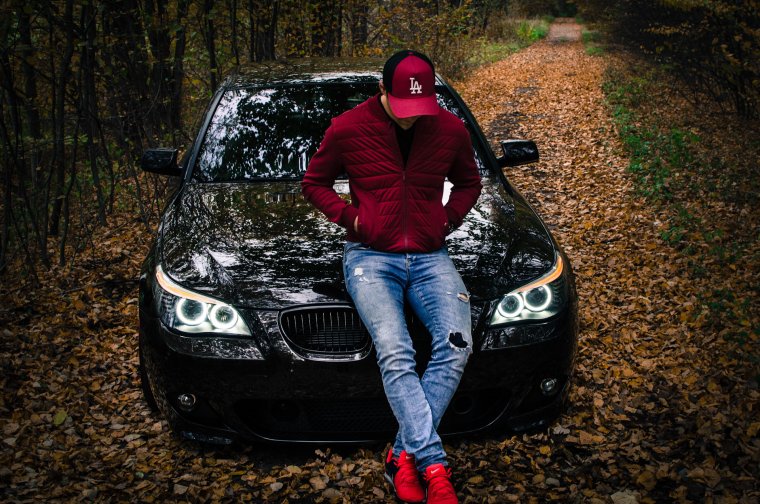 Пацан около машины