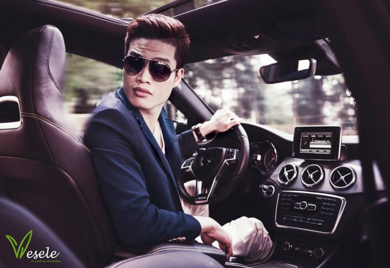 Красивый парень в машине