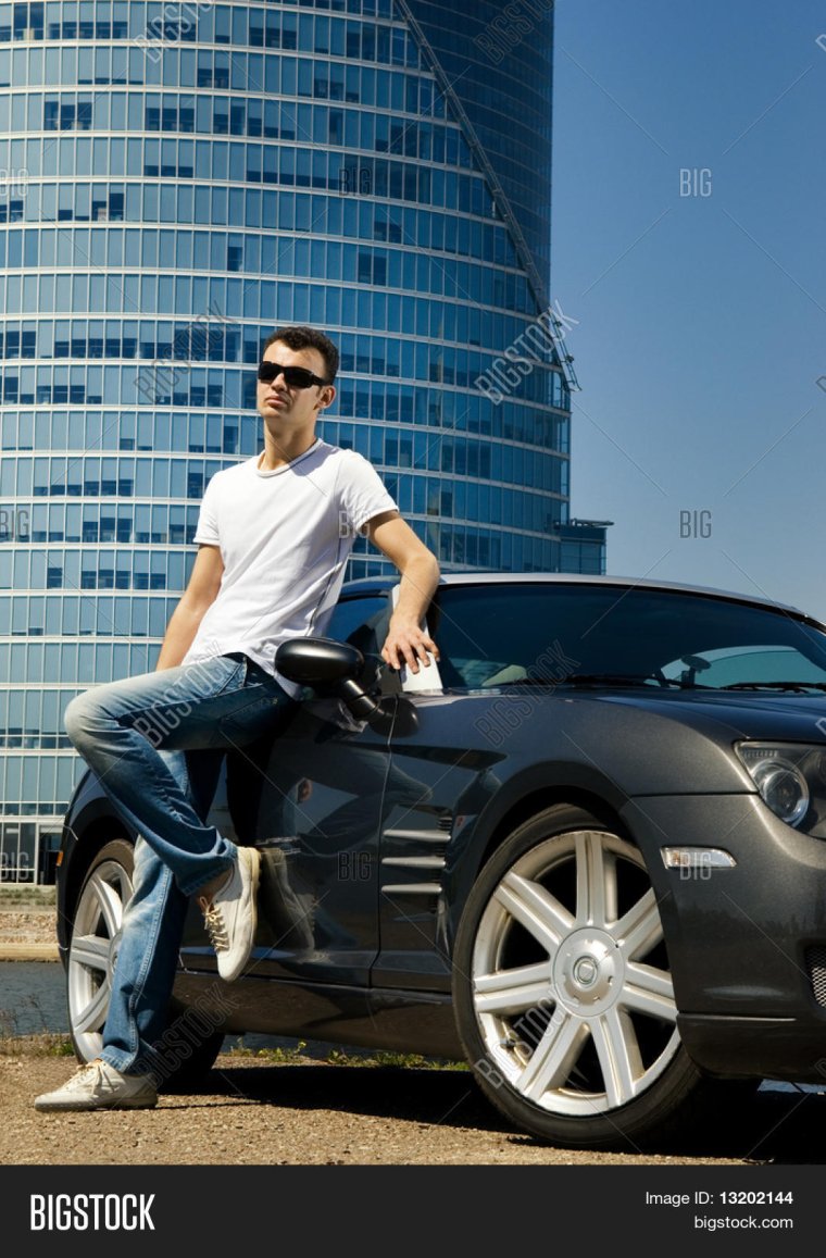 Красавчик рядом с машиной