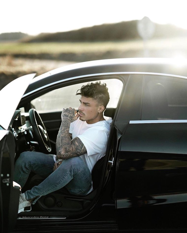 Мужчина возле машины