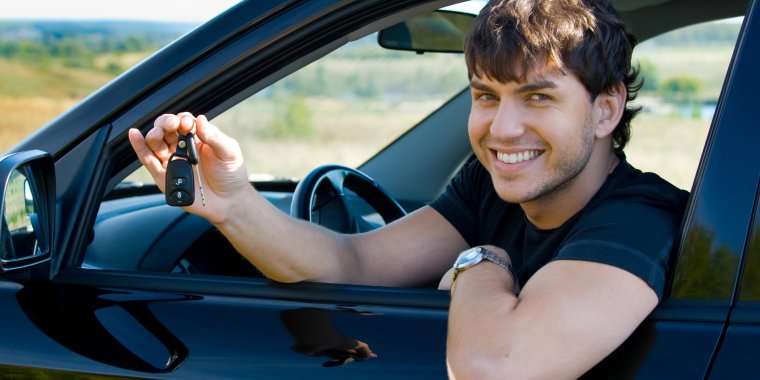 Красивый парень в машине