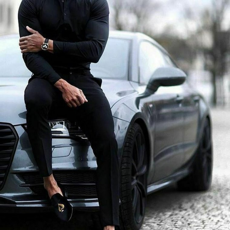 Мужик возле машины