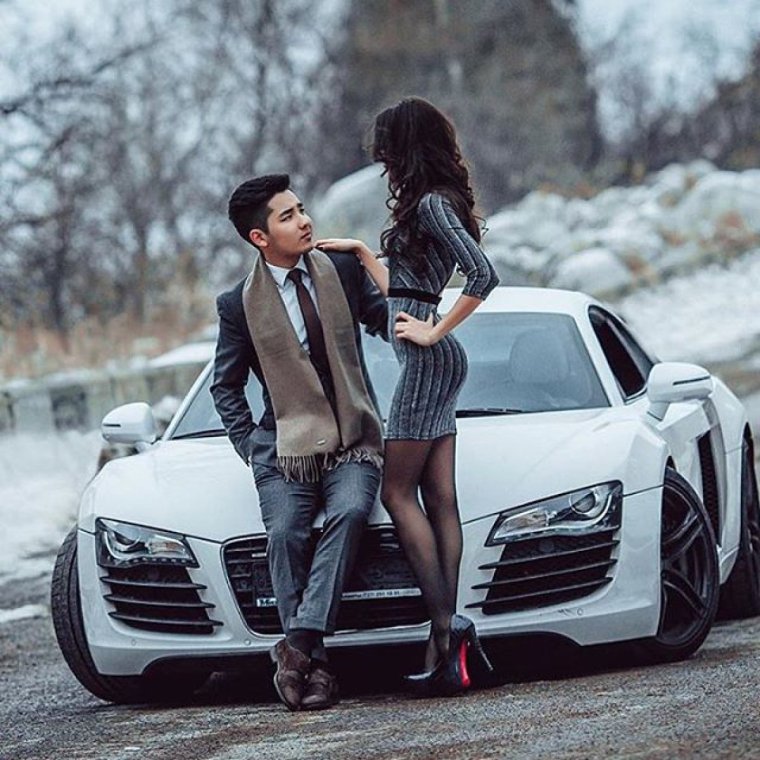 Парень с девушкой возле машины