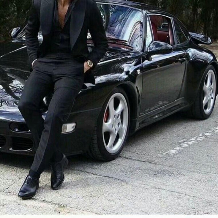 Парень на дорогой машине