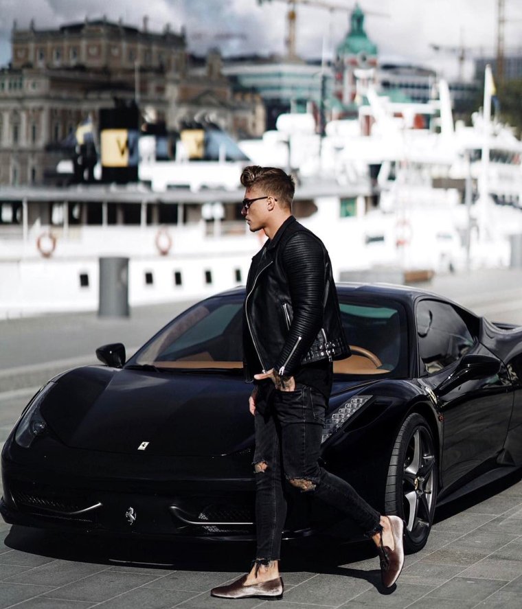 Красивый парень в машине