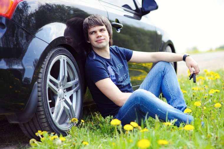 Подросток возле машины