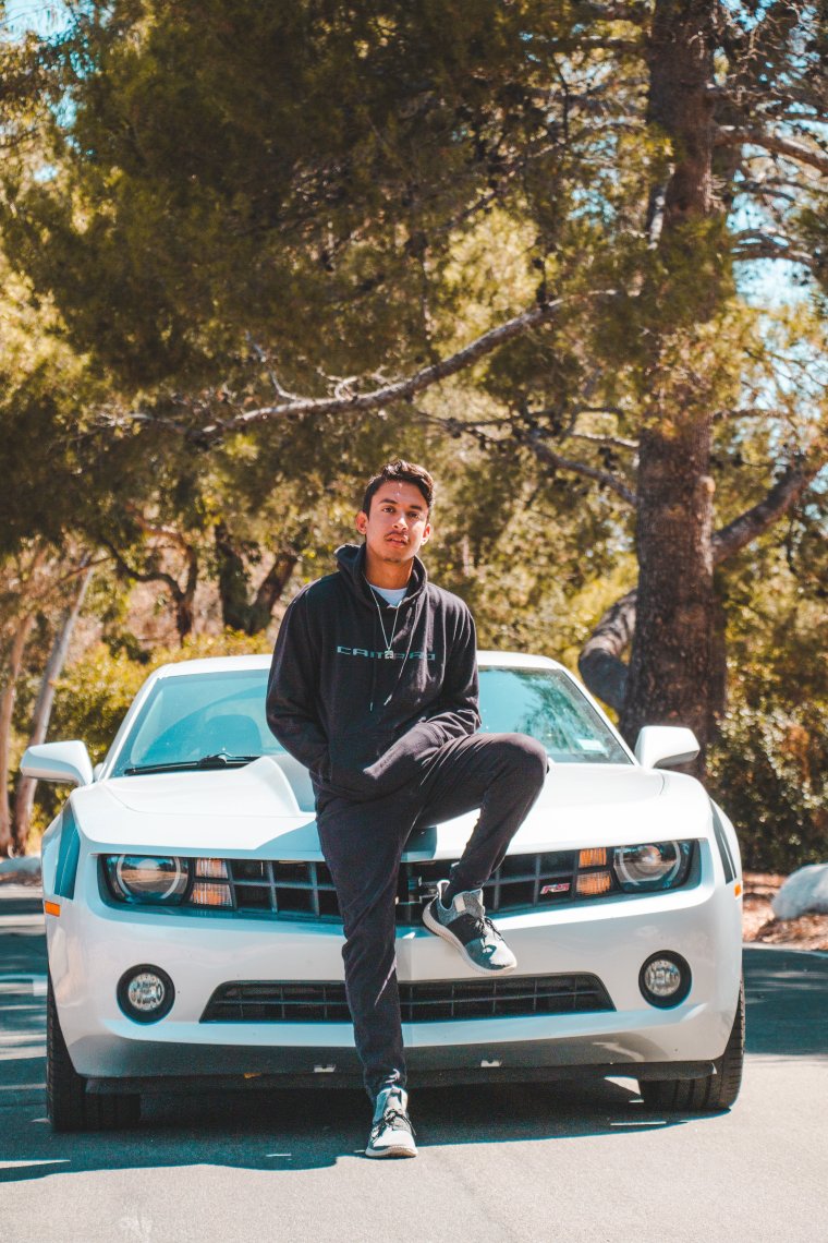 Пацан возле машины